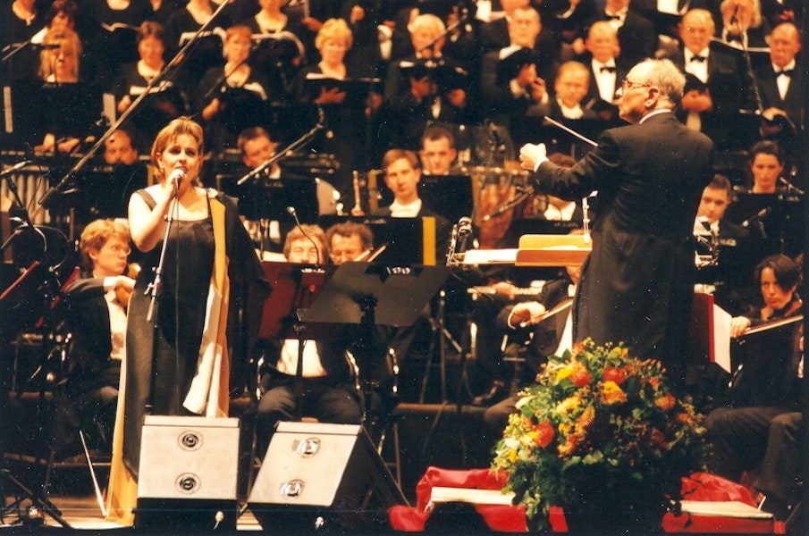 Ennio Morricone tijdens een concert in 't Kuipke in 2000