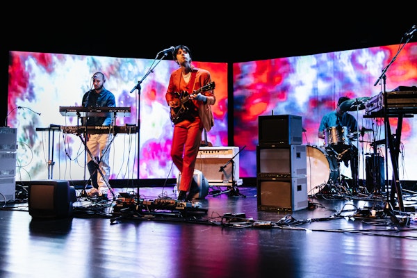 VIDEODROOM: Robbing Millions & 2F4F - 'Holidays Inside' live