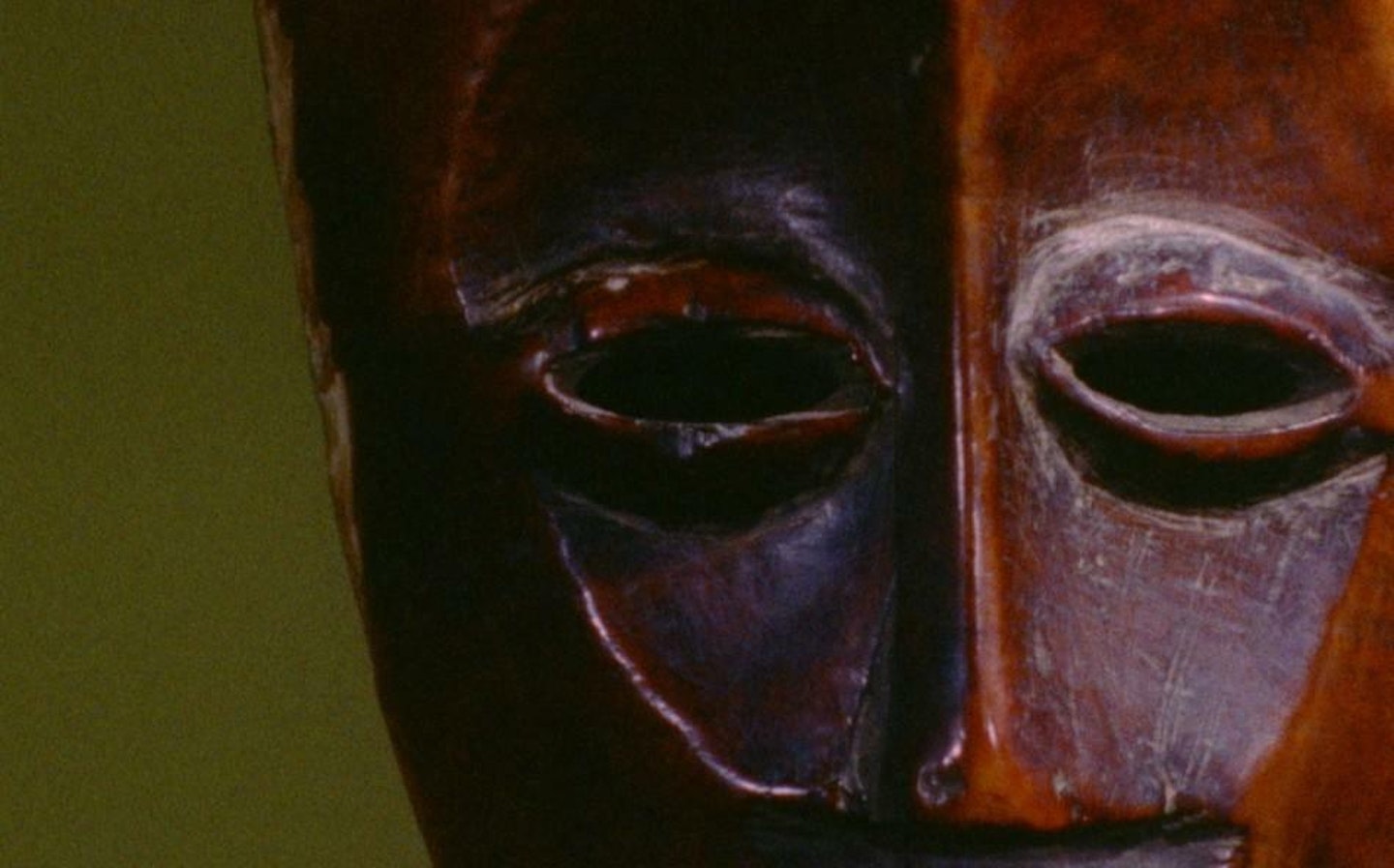 Onder het witte masker still